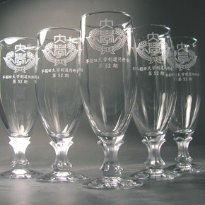大学の卒業記念品にはエッチングしたビールグラスが人気