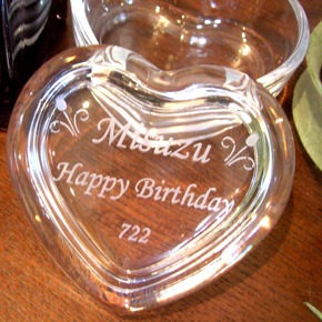 かわいい誕生日プレゼントにガラス小物入れが人気
