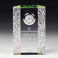 創立記念品の時計付き小型クリスタル盾