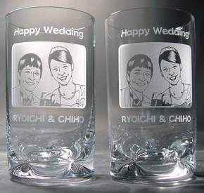 結婚祝いに似顔絵をガラス彫刻したペアグラス