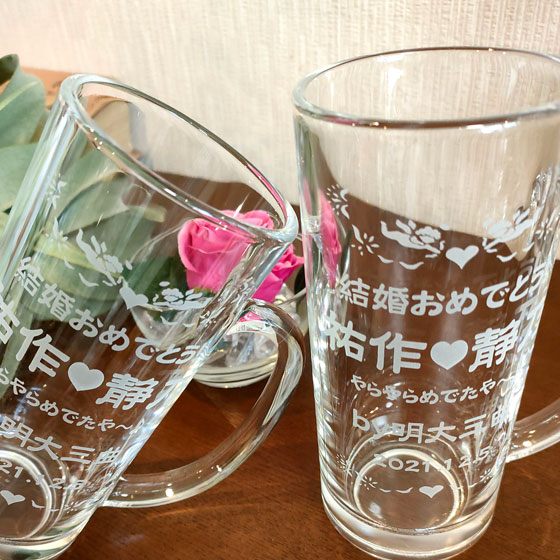 結婚祝いに大人気の2人のお名前を刻んだオリジナル名入れビールジョッキ